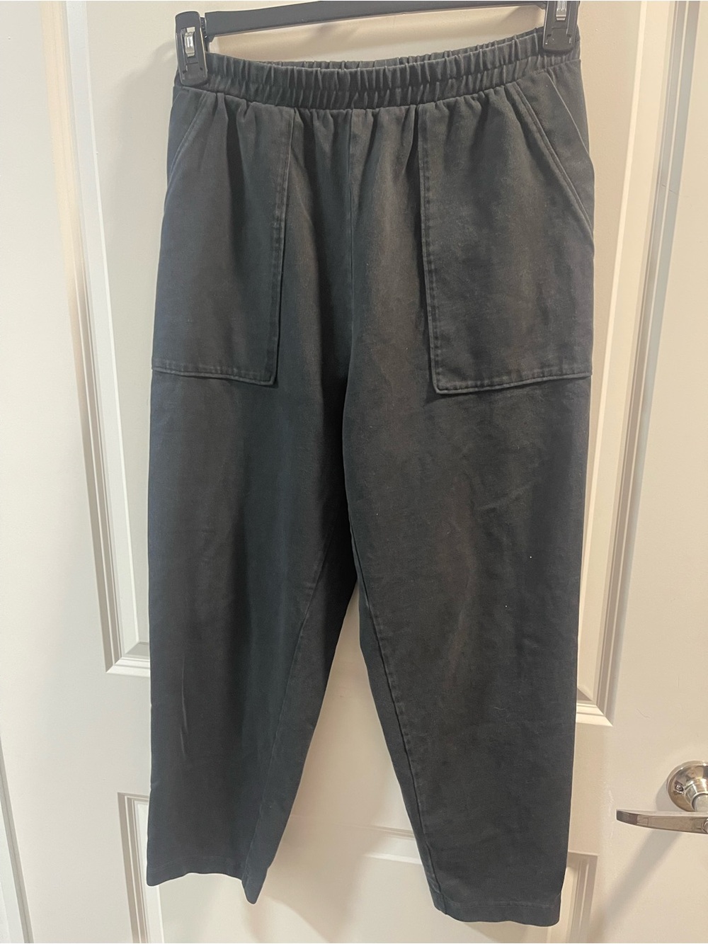 Vuori Women’s Black Elastic-Waist Joggers with Front Patch Pockets No Size Tags